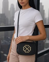 شنطة نسائية من الجلد بلون أسود