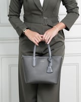 شنطة نسائية بمقاس متوسط بلون رمادي