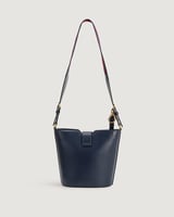 شنطة نسائية صغيرة بلون أزرق لكل الأوقات.