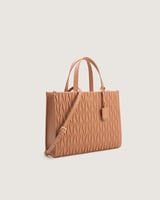 شنطة نسائية بلون بيج بمقاس يناسب اطلالة كل يوم