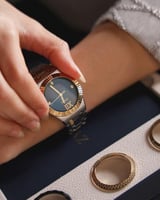 ساعة فاتن النسائية ستيل بإطار متغير بلون ذهبي وفضي