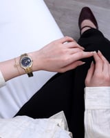 طقم من ساعة بلون ذهبي وطقم زركون