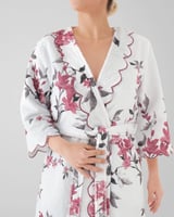 روب استحمام فاخر باللون الأبيض المشجر