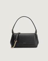 شنطة بلون أسود لكل سيدة تعرف ان التميز أناقة.