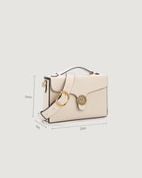 شنطة نسائية بتصميم أنيق بلون بيج.