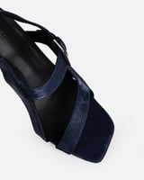 حذاء نسائي من المخمل باللون الأزرق