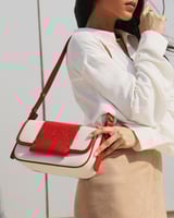 شنطة حِرفة النسائية لكل يوم بلون أبيض وأحمر.