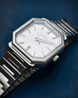 ساعة سراب الرجالية تعزز أناقتك بلون فضي