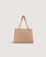 شنطة نسائية بتصميم أنيق بلون وردي.