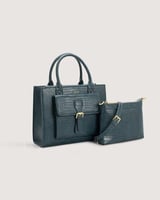 طقم شنطتين نسائية بحجم واسع باللون الأزرق.