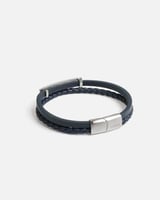 اسوارة رجالية جلد باللون الأزرق.