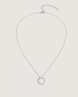 سلسال نسائي راقي و متناغم باللون الفضي