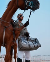 شنطة للجنسين بتصميم كلاسيك بلون بني