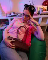 شنطة تعزز هويتك باللون العودي