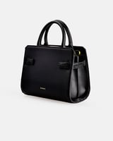 شنطة بمقاس واسع باللون الأسود