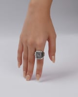 ساعة الخاتم بتصميم مبتكر بلون فضي