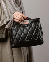 شنطة نسائية بتصميم راقي وحجم مناسب بلون أسود