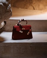 شنطة نسائية بلون عودي بحجم متوسط لكل الأوقات