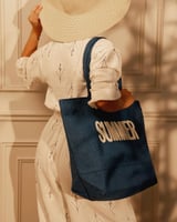 ‎ شنطة نسائية صيفية بلون أزرق.