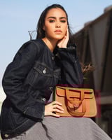 شنطة لاطلالتك العملية باللون البني