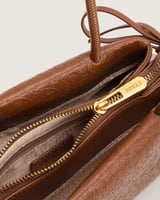 شنطة تعزز هويتك باللون البني