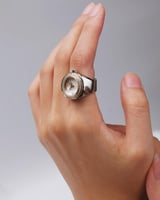 ساعة الخاتم النسائية بتصميم ملفت بلون ذهبي وفضي