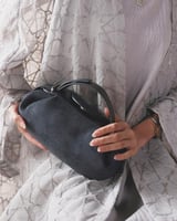 شنطة حُلم النسائية مخمل بلون أزرق