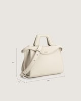 شنطة نسائية من الجلد باللون الأبيض