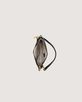 شنطة نسائية متوسطة الحجم بلون أسود.