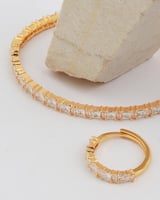 طقم نسائي أنيق باللون الذهبي