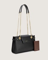 شنطة بحجم كبير ومناسب باللون الأسود