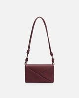 شنطة نسائية بتصميم عصري وخفيف بلون عودي