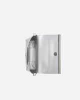 شنطة نسائية تعبر عن الثقة بمقاس متوسط بلون فضي