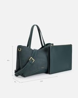 شنطة نسائية تتكلم بلغة الأناقة بلون أزرق