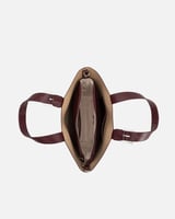 شنطة بتصميم واسع تكفي لأغراضك بلون عودي