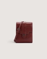 شنطة نسائية بحجم ميني بلون عودي.