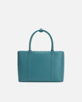 شنطة نسائية تعكس معاني الأناقة من الجلد بلون أزرق