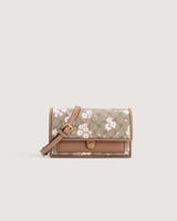 شنطة بلون بني بحجم صغير لكل الأوقات.