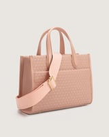 شنطة نسائية بحجم متوسط باللون الوردي.