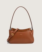 شنطة متوسطة الحجم بلونها البني المميز