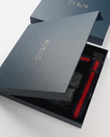 طقم هدية للجنسين من شنطة ومحفظة وميدالية.