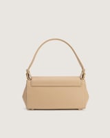 شنطة بلون بيج لكل سيدة تعرف ان التميز أناقة.