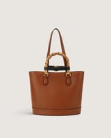 شنطة نسائية بتصميم عصري بلون بني.