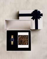 هدية نسائية فاخرة ساعة بلون ذهبي وكسر عود فاخر