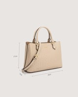 شنطة نسائية كبيرة بلون بيج.