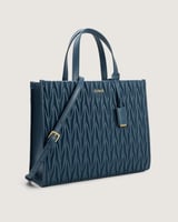 شنطة نسائية بلون أزرق بمقاس يناسب اطلالة كل يوم