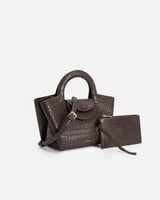 شنطة نسائية واسعة بلون بني