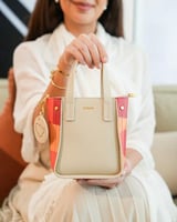 شنطة نسائية بلون بيج بمقاس صغير لكل يوم