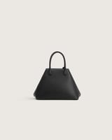 شنطة نسائية بحجم واسع باللون الأسود