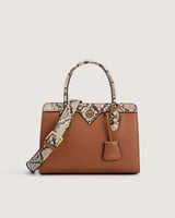 شنطة نسائية بمقاس متوسط باللون البني